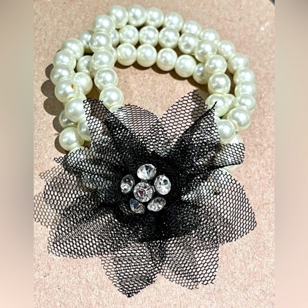 Black Flower Rhinestone Center With Faux Pearl Inside Stretch 3 Rows Bracelet